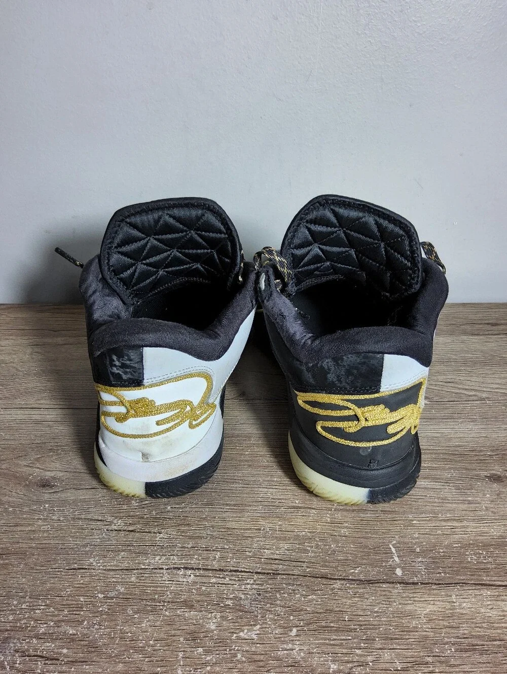 Size 9.5 Nike LeBron XXII ‘Mogul’ White Black Gold